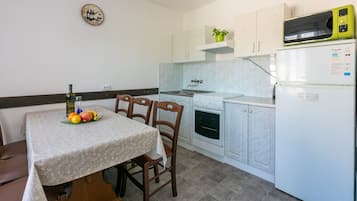 Eigene Küche | Kühlschrank, Herdplatte, Espressomaschine, Wasserkocher