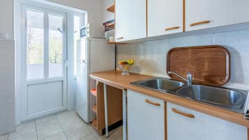 Eigene Küche | Kühlschrank, Herdplatte, Espressomaschine, Wasserkocher