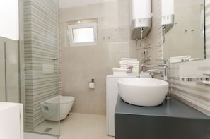 Apartment (A1) | Bathroom | Shower, hair dryer, towels, soap