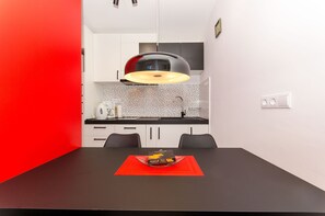 Refrigerador, microondas, placa de cocina, lavavajillas