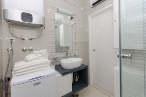 Ducha, secador de pelo, toallas, jabón
