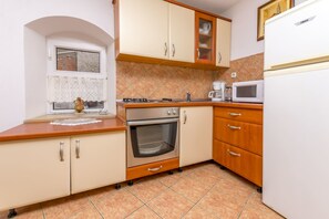 Cocina privada | Refrigerador, microondas, horno y parrilla de estufa 