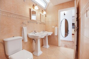A bathroom with two sinks, a toilet, and a mirror. - Apartments Gordana (Lokva Rogoznica)