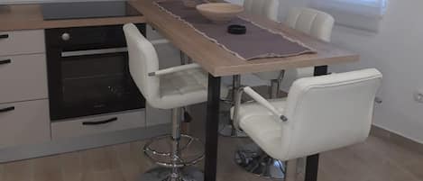 アパートメント (A1) | 専用キッチン | 冷蔵庫、コンロ、調理器具と食器、冷凍庫