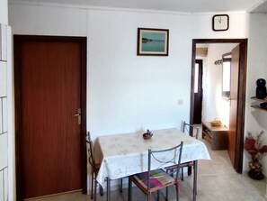Appartement (A1) | Cuisine privée | Réfrigérateur, four à micro-ondes, surface de cuisson