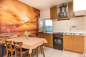 Fridge, microwave, stovetop, espresso maker - Apartments Islandbreeze (Vodice)
