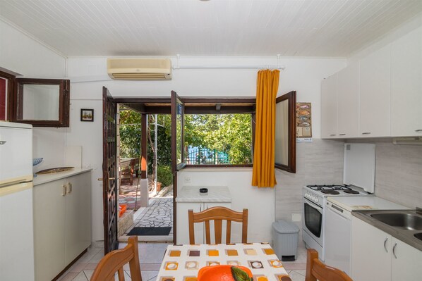 Private kitchen | Fridge, oven, stovetop, cookware/dishes/utensils
