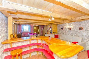 Private kitchen | Fridge, microwave, oven, stovetop