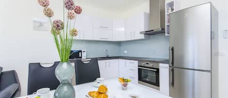 Departamento (A3) | Cocina privada | Refrigerador, microondas, horno y parrilla de estufa