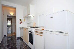Apartment (A1) | Private kitchen | Fridge, oven, stovetop, espresso maker - Apartment Ksenija (Gradac)