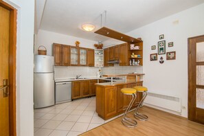 Private kitchen | Fridge, stovetop, dishwasher