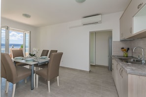 Appartement (A3) | Cuisine privée | Réfrigérateur, micro-ondes, plaque de cuisson, machine à expresso