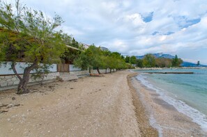Una spiaggia nelle vicinanze
