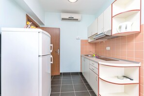 専用キッチン | 冷蔵庫、コンロ、電気ポット、調理器具と食器