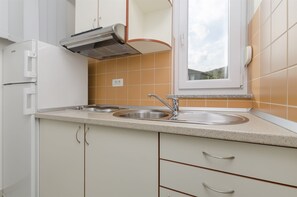 Eget kjøkken | Kjøleskap, kokeplater, vannkoker og kjøkkenutstyr