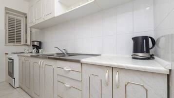 Private kitchen | Fridge, stovetop, espresso maker, electric kettle