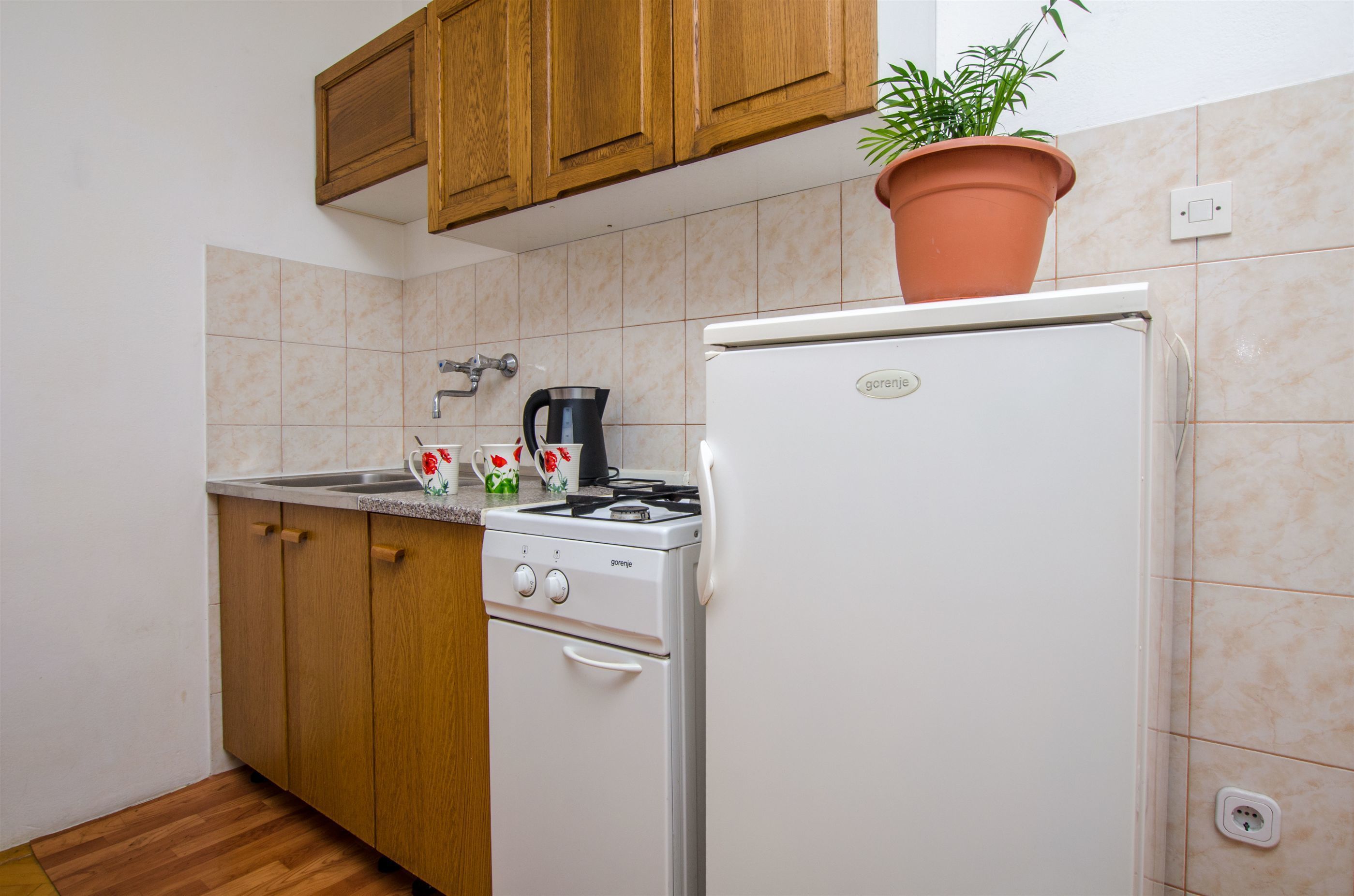 Refrigerador, placa de cocina, cafetera expreso, tetera/pava eléctrica