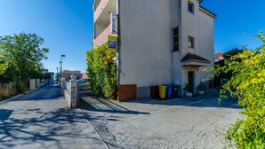 Un edificio con fachada plana, una entrada visible y un pequeño balcón.