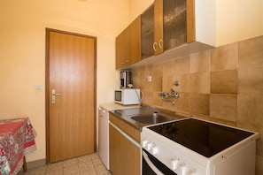 Private kitchen | Fridge, oven, stovetop, cookware/dishes/utensils