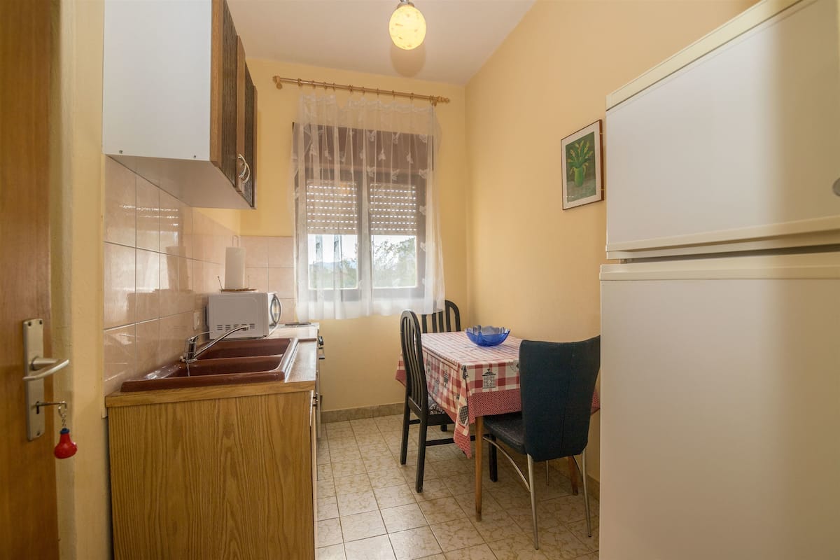 Private kitchen | Fridge, oven, stovetop, cookware/dishes/utensils