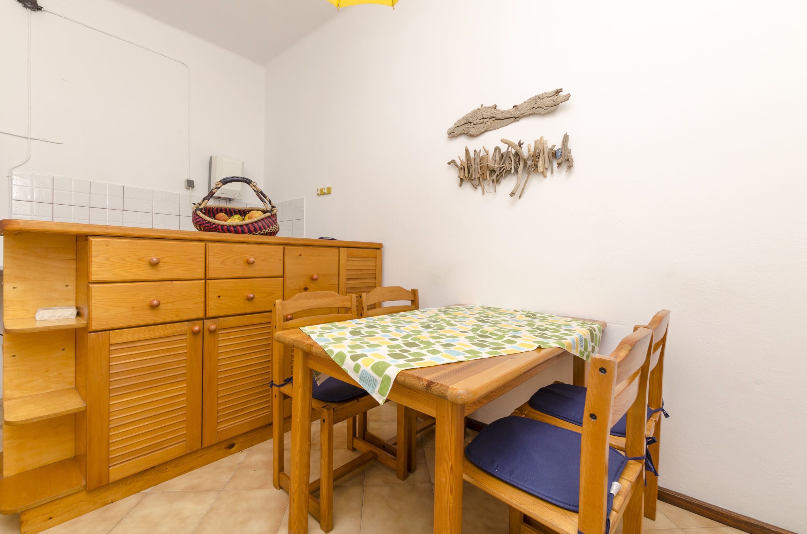 Apartamento (A1) | Cozinha privada | Geladeira, cooktop, talheres/pratos/utensílios de cozinha, freezer