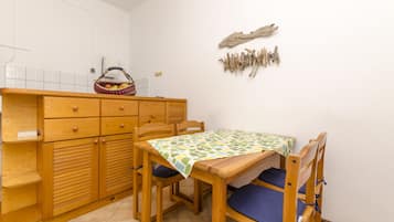 Apartamento (A1) | Cozinha privada | Geladeira, cooktop, talheres/pratos/utensílios de cozinha, freezer