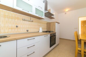 Private kitchen | Fridge, oven, stovetop, cookware/dishes/utensils - Apartment Jerka (Supetar)