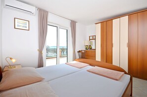 Apartment (A4) | 5 bedrooms, free WiFi - Apartments Ivan by the sea (Vodice)