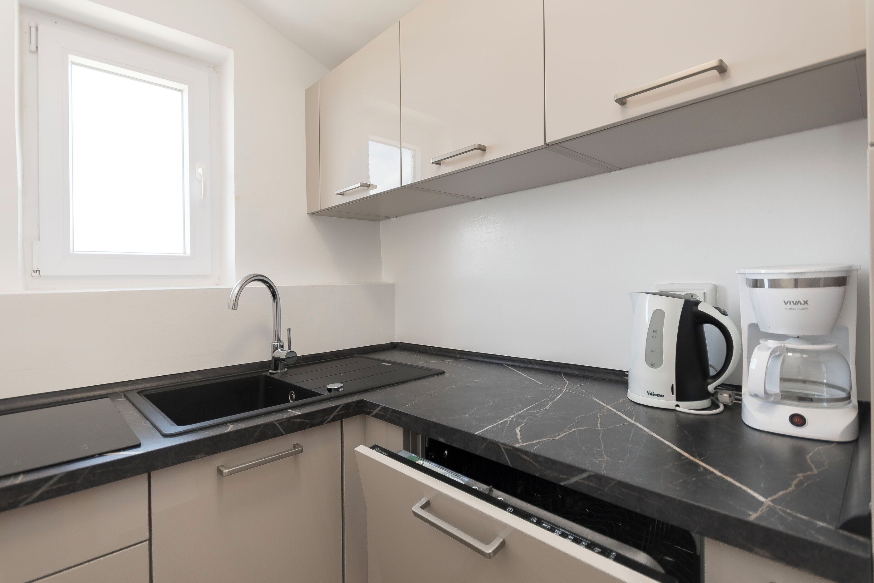 Apartemen (A1) | Dapur pribadi | Lemari es, kompor, ketel listrik, dan peralatan masak/sendok-piring