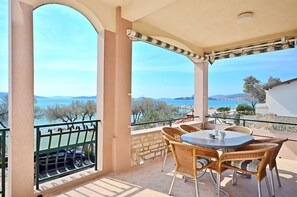Apartment (A4) | Outdoor dining - Apartments Ivan by the sea (Vodice)