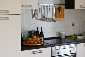 Apartamento (A1) | Cocina privada | Frigorífico, microondas, horno y placa de cocina