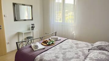 Apartment (A1) | 1 bedroom, desk, bed sheets