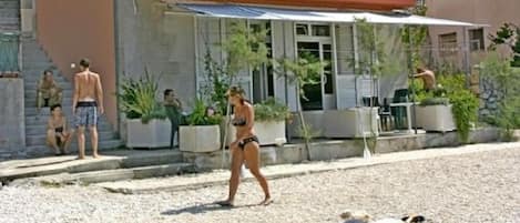 Una playa cerca