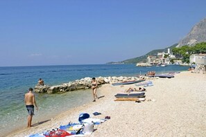 Beach nearby - Apartments Jure (Podgora)
