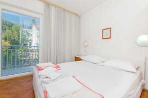1 bedroom, bed sheets