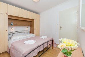 Free WiFi, bed sheets