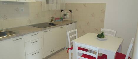 Private kitchen | Fridge, microwave, oven, stovetop