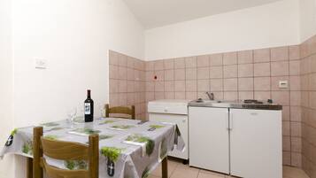Private kitchen | Fridge, stovetop, cookware/dishes/utensils, freezer
