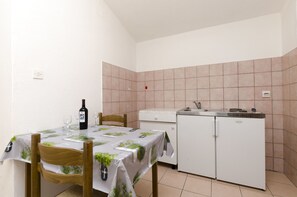 Private kitchen | Fridge, stovetop, cookware/dishes/utensils, freezer