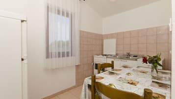 Private kitchen | Fridge, stovetop, cookware/dishes/utensils, freezer