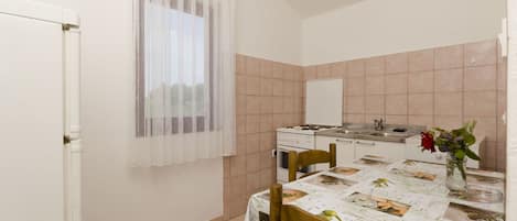 専用キッチン | 冷蔵庫、コンロ、調理器具と食器、冷凍庫