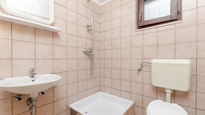 A bathroom with a sink, shower, and toilet. - Apartments Mirko (Okrug Gornji)