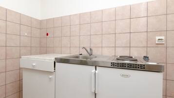 Private kitchen | Fridge, stovetop, cookware/dishes/utensils, freezer