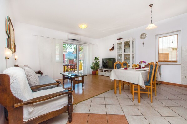 Apartment (A4) | Private kitchen | Fridge, stovetop, espresso maker, cookware/dishes/utensils - Apartments and Rooms Anita (Jelsa)