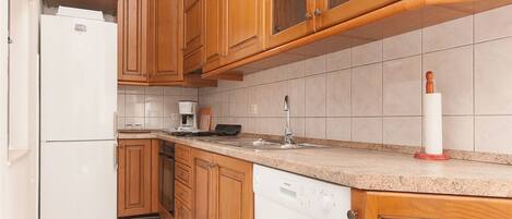 Eigene Küche | Kühlschrank, Ofen, Herdplatte, Geschirrspüler