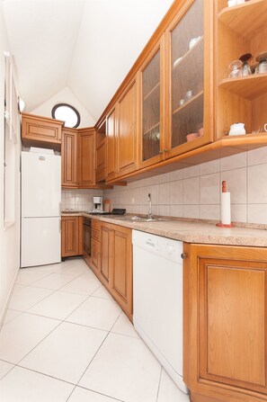 Cocina privada | Refrigerador, horno, parrilla de estufa y lavavajillas 