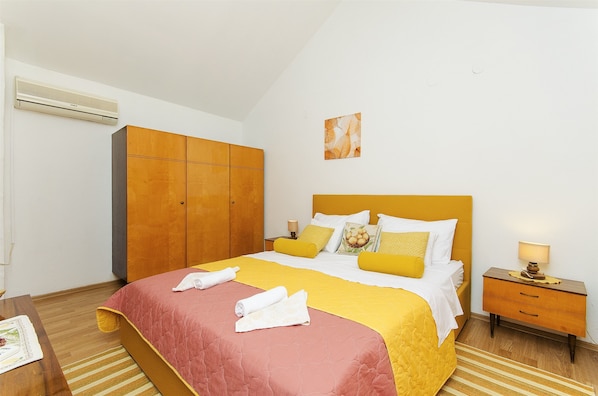 Free WiFi, bed sheets