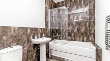 Combined shower/bathtub, towels
