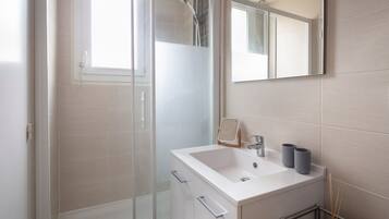 SĂšche-cheveux, serviettes fournies