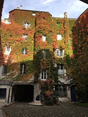 Exterior - A wonderful jewel in the middle of the city (Paris)
